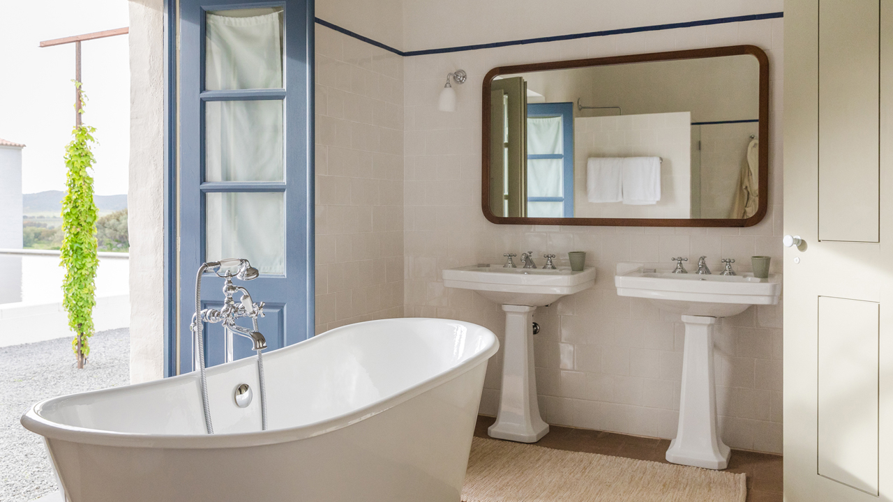 Suite bathroom